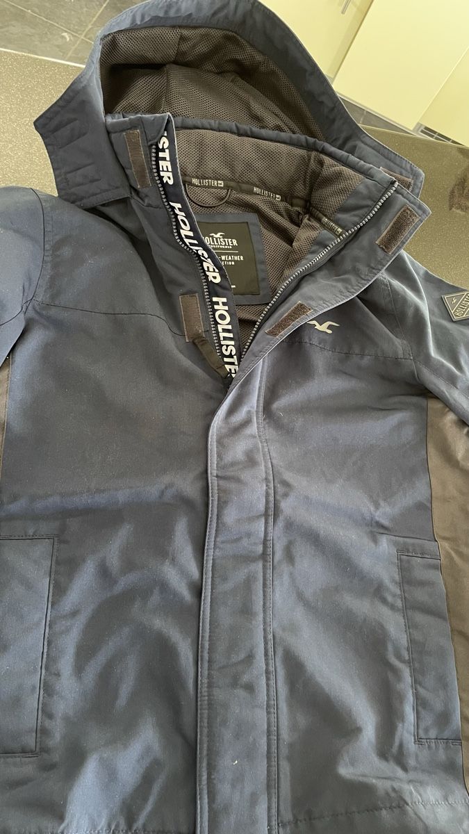 Hollister Jacken: Hollister Jacke, Grösse S, Dunkelblau – Gebraucht aus Aeschlen von Cottage