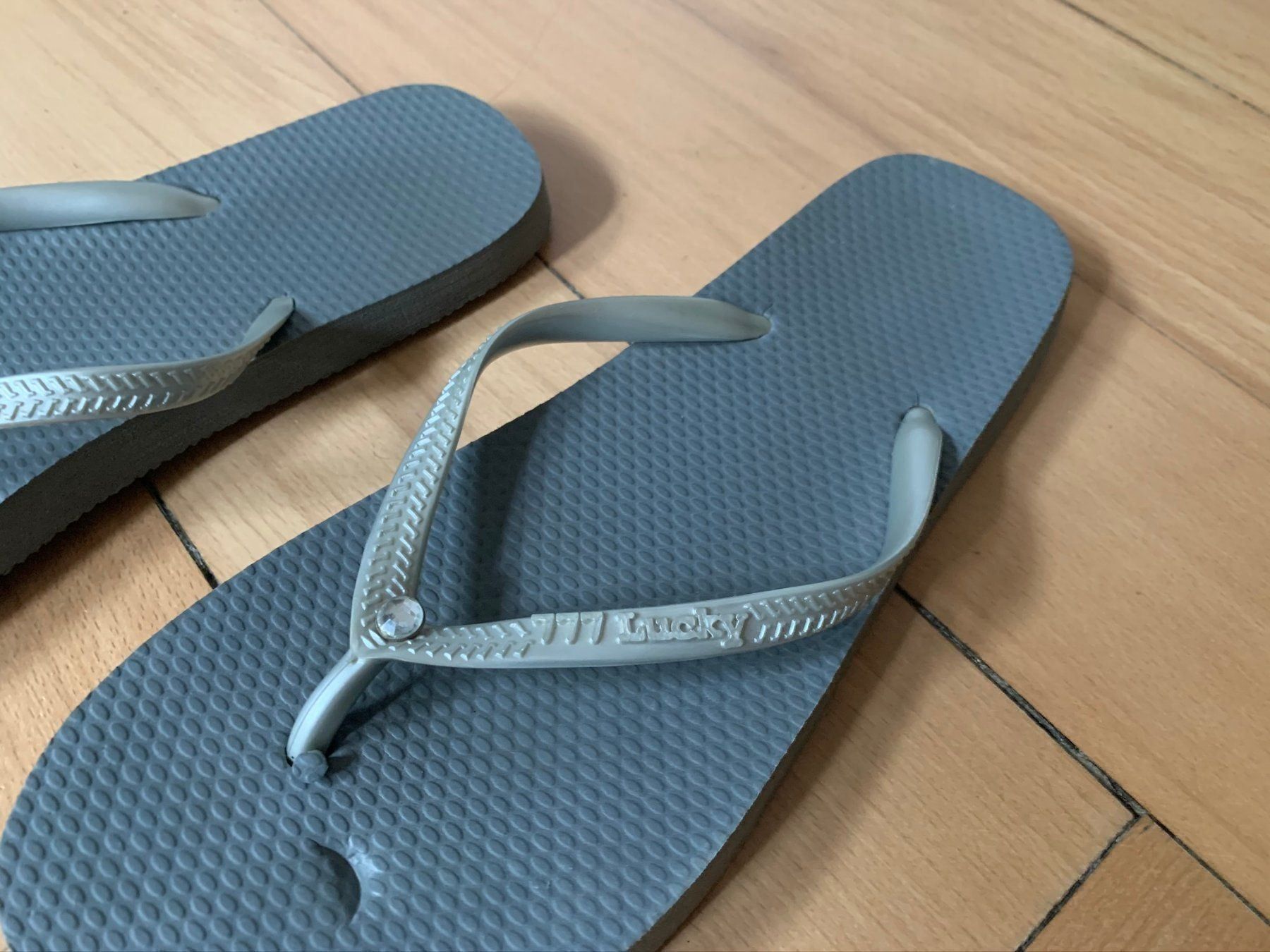 Chaussures femmes: LUCKY - Flip Flops grau 40 – D'occasion à Zürich par Diazaio 1