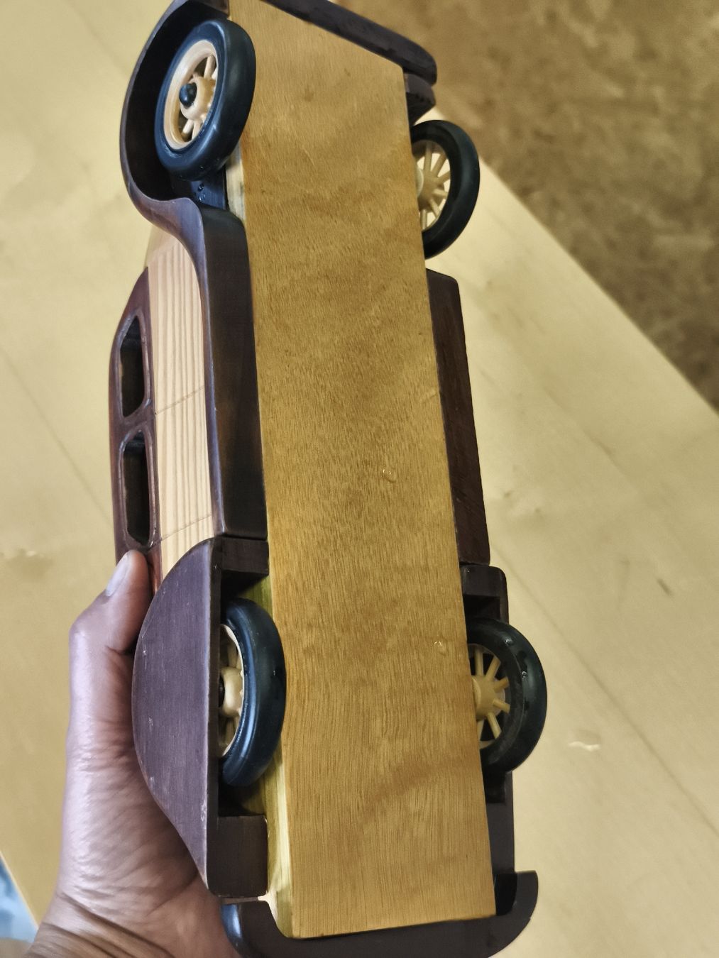 Modellini d'auto: Holzauto Oldtimer handgefertigt dunkelbraun hellbraun(A30) – Nuovo (secondo la descrizione) da Künten venduto da Schnaepplihuus 6