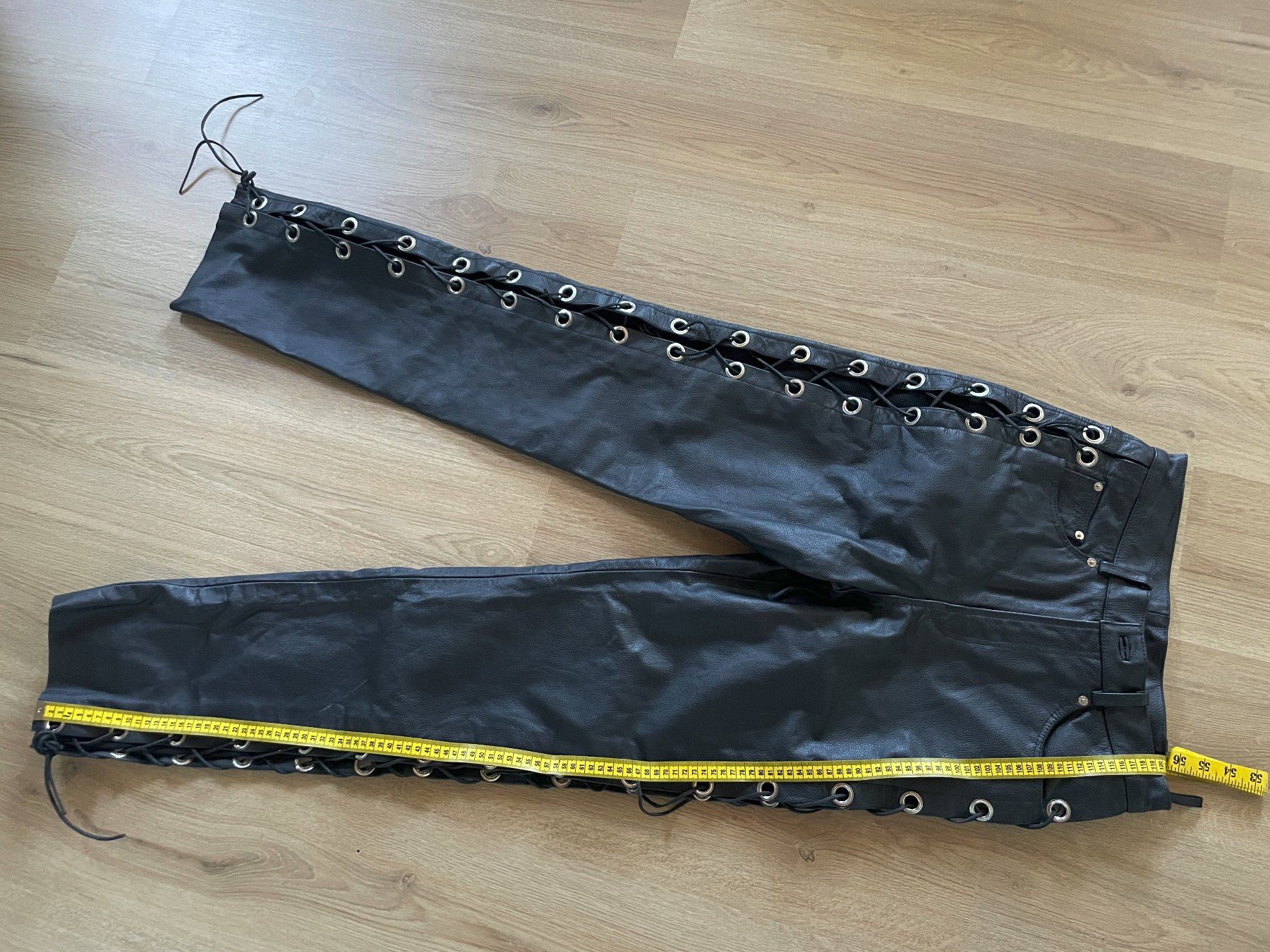 Pantaloni: Schwarze Echt-Lederhose mit Schnürung, Grösse 32 – Usato da Affeltrangen venduto da Mowgli_123 5