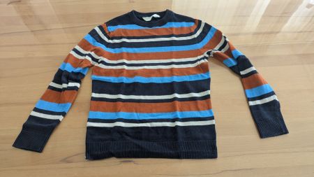 Schöner gestreifter Pullover für Jungs - 122/128
