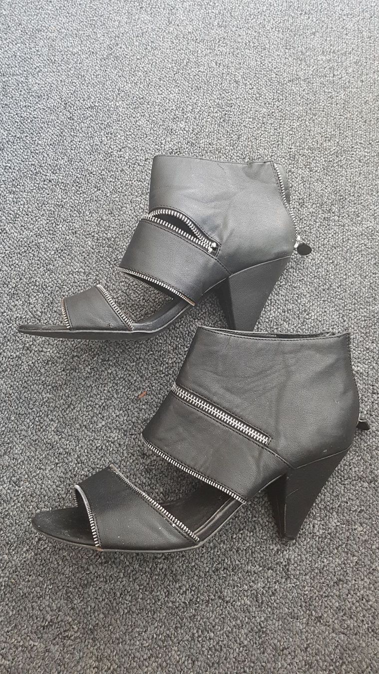 Scarpe da donna: Sandalen / Schuhe von Berska – Usato da Schöfflisdorf venduto da CrRG21 2