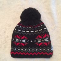 Warme Kappe mit Bommel schwarz-rot-weiss