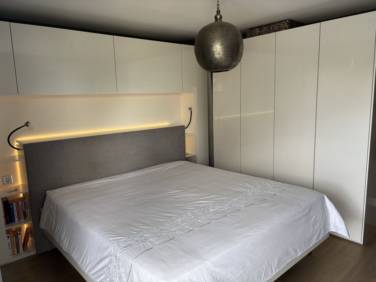 Letti: Modern White Wardrobe - Stylish Storage Solution Now! – Usato da Crans VD venduto da gen_gj6k 1
