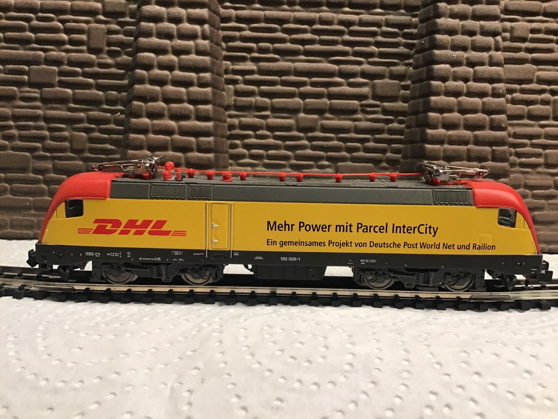 Trix Modelleisenbahnen: DHL Cargo Lokomotive, Minitrix N – Gebraucht aus Männedorf von Spezial-Modelle 2