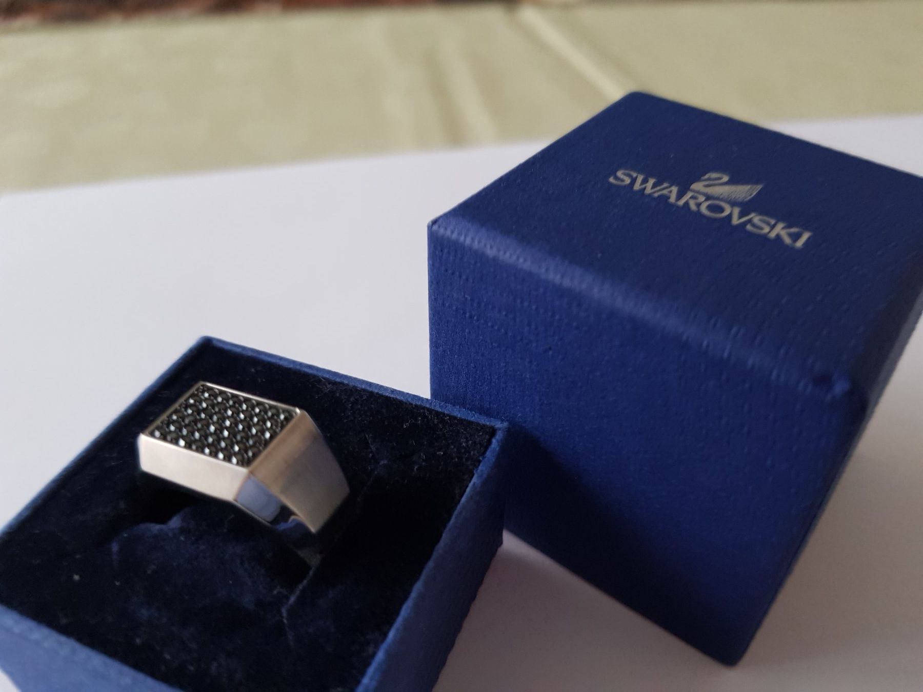 Ring Swarovski mit schwarzen Steinen, EU-Gr. 63, wie neu (Gebraucht) in ...