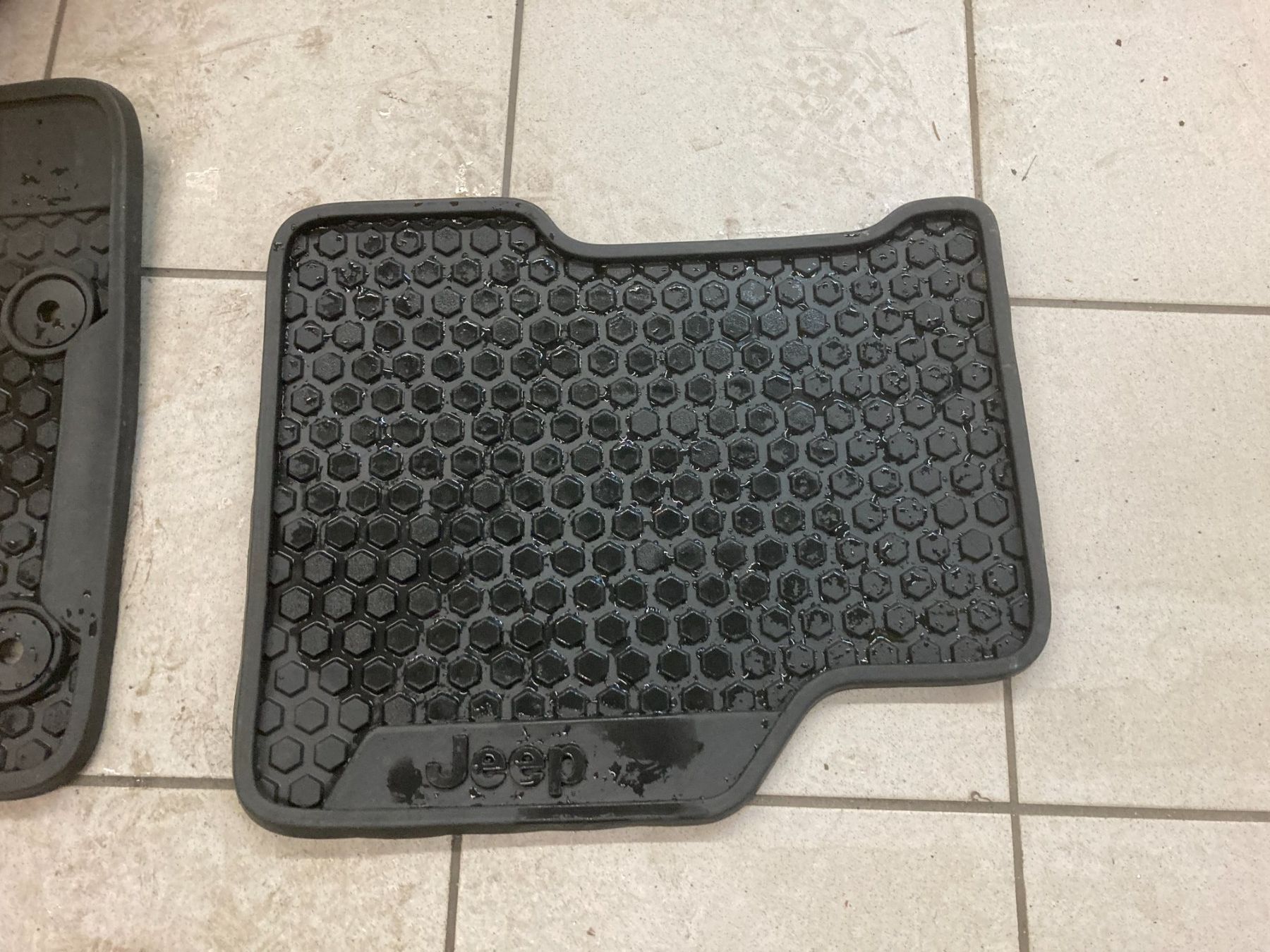 Jeep Teppiche / Matten: 4x Jeep Compass Fussmatten Gummi-Automatten – Gebraucht aus Cham von WB2223 2