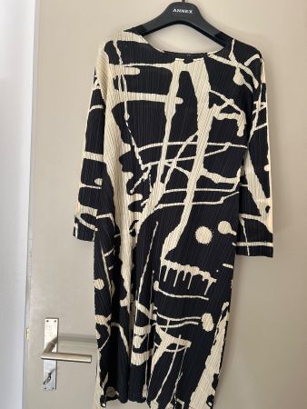 Wunderschönes Kleid schwarz und helles beige von Issey Miake