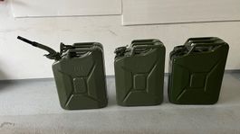 3  Benzinkanister mit 1 Aulaufstutzen