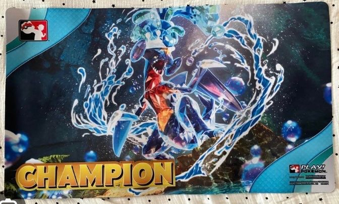 Pokémon Carte collezionabili: Playmat Pokémon Tera Garchomp Cup 2024 – Nuovo (secondo la descrizione) da Pully venduto da suomibafio