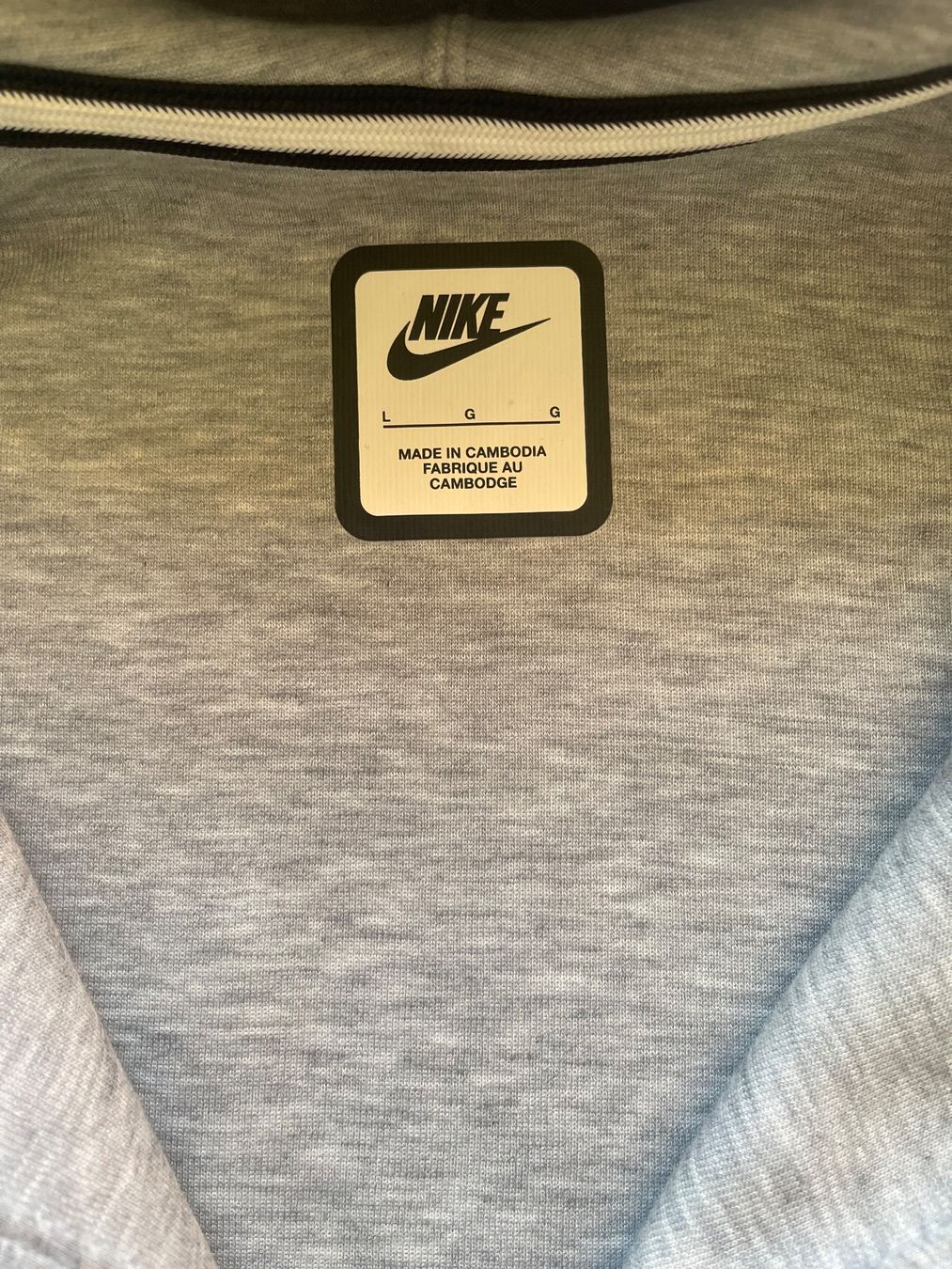 Nike Maglioni & Felpe: Nike Tech Fleece Kapuzenpulli grau – Usato da Biel/Bienne venduto da sof_yx5y 2