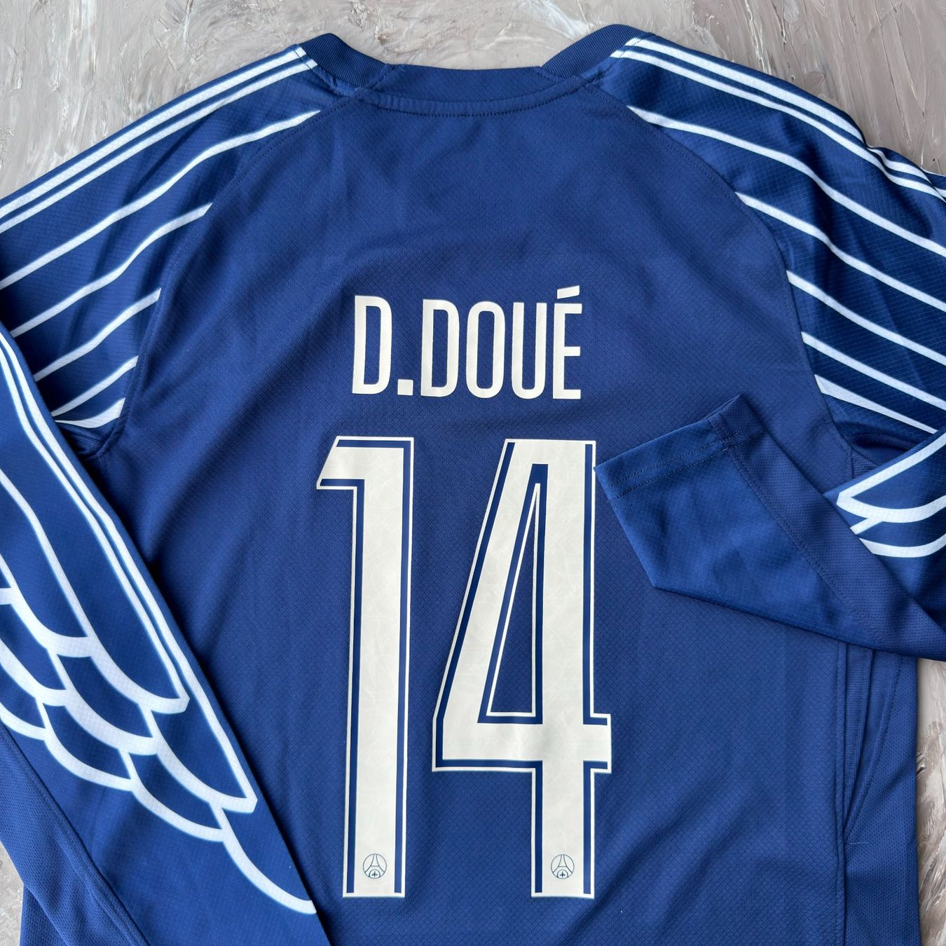 Canottiere & Pantaloni: Maillot Supporter Paris Saint-Germain, D. DOUÉ – Usato da Thônex venduto da Suisse.Shopping