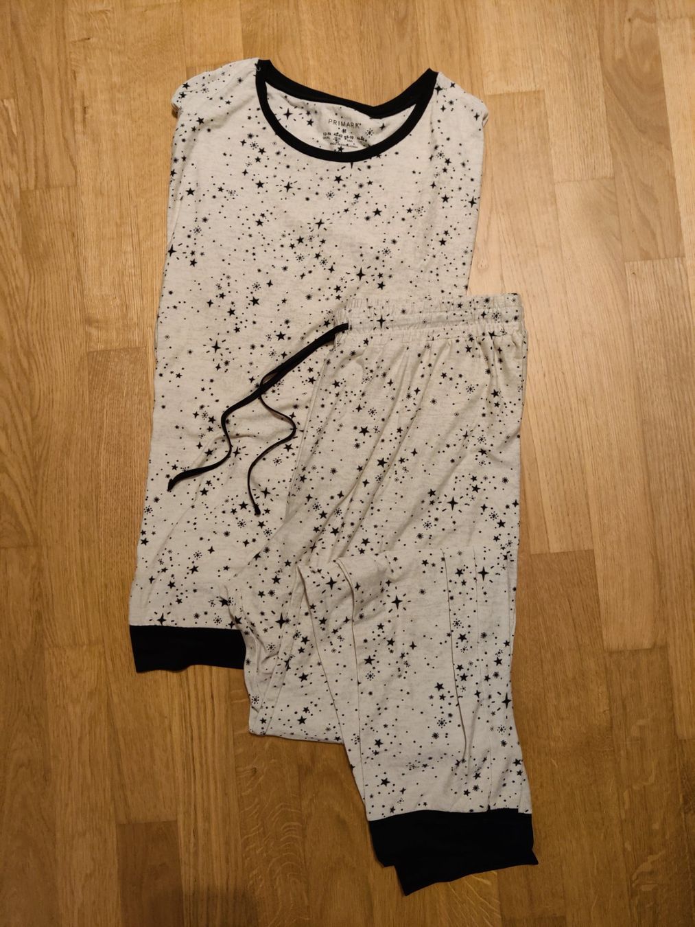 Negligees & Pigiami: Pyjama mit Sternenmuster - M – Usato da Schönenwerd venduto da sal_75dx
