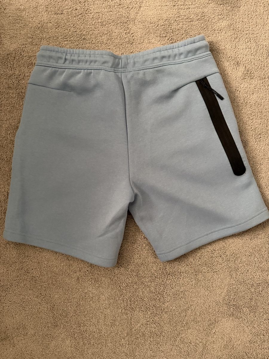 Nike Pantaloni: Nike Tech Fleece Shorts – Nuovo (secondo la descrizione) da Zürich venduto da pab_7gfs 1