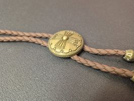 35) Bolo-Tie Westernkrawatte Kreuz Ornament Bronze