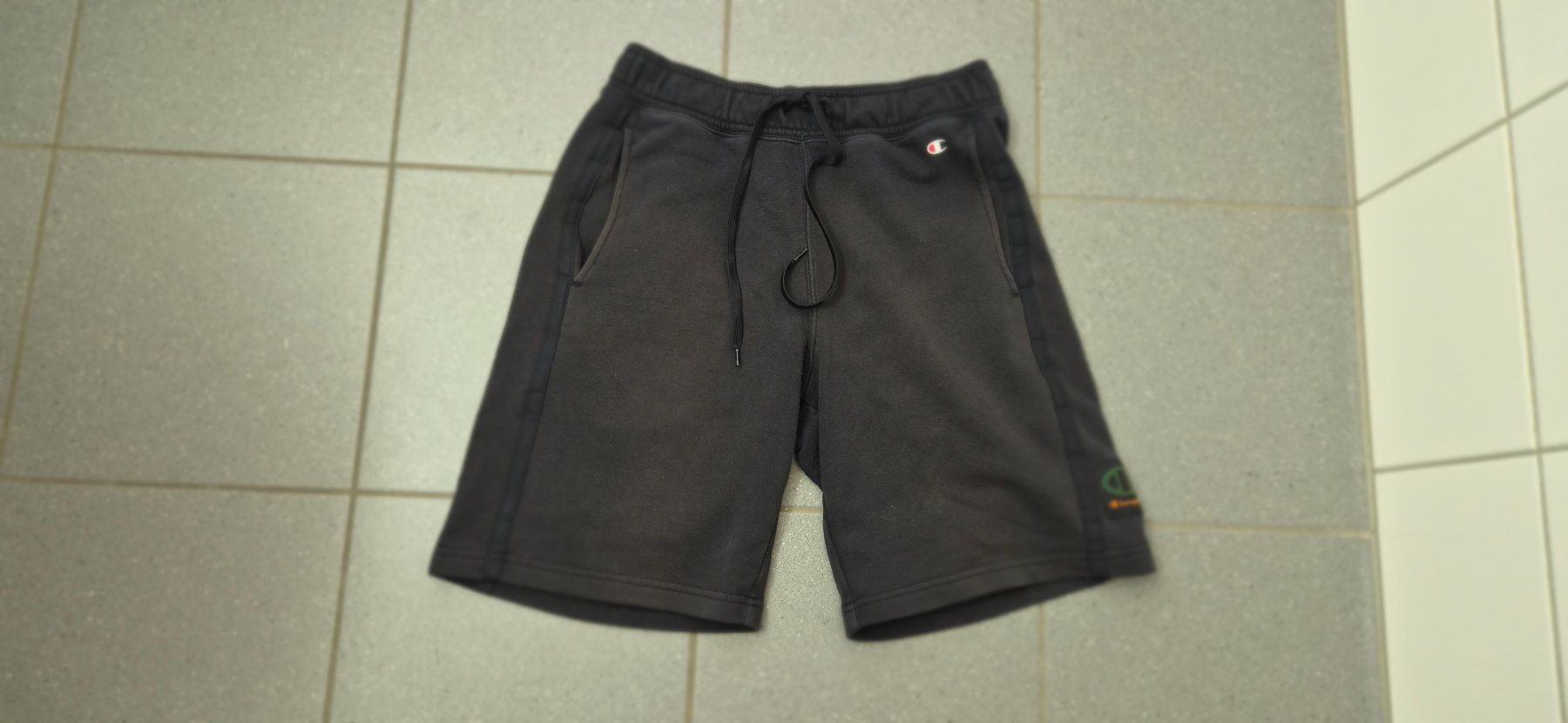 Champion Pantaloni: Champion Shorts schwarz - Gr. S – Usato da Kollbrunn venduto da Bobibau