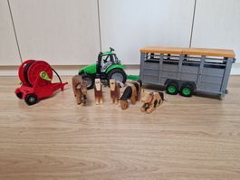 Traktor mit Viehwagen, Tieren & Bewässerungsanhänger