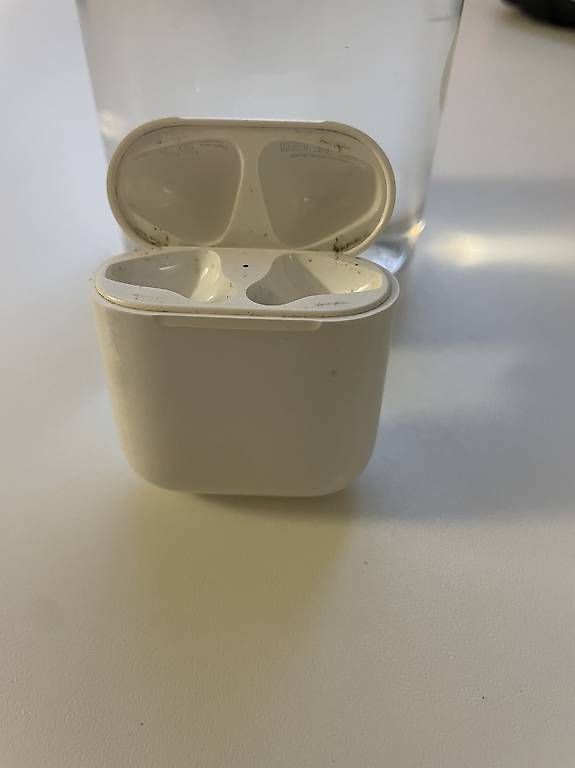 Apple Kopfhörer: Airpods Case 2 und linker Kopfhörer – Gebraucht aus Oberburg von alicia12345 1
