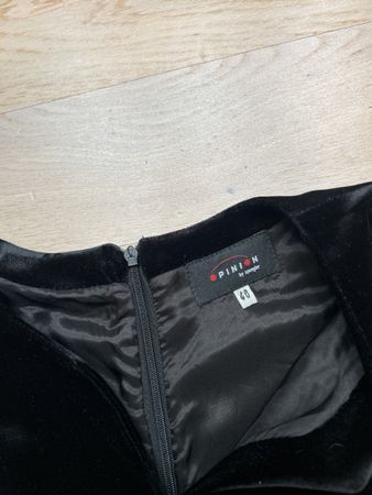 Elegantes Samtkleid von Opinion, Grösse 40 – perfekt!