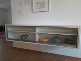 Wandvitrine weiss mit Schiebetüren 160cm Länge