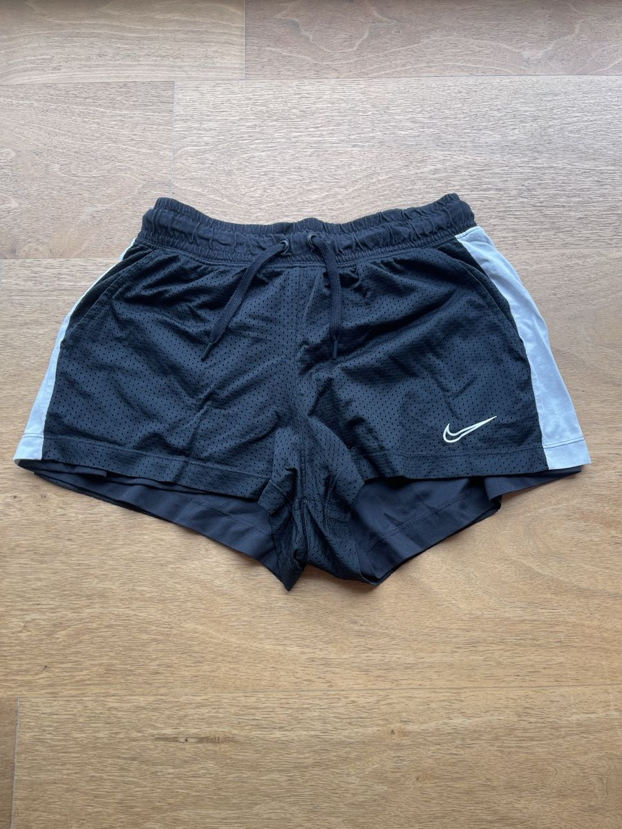 Nike Pantaloni: Nike Sporthose – Usato da Russikon venduto da raayaa
