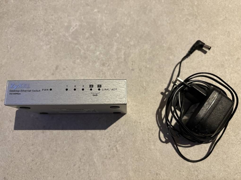 Zyxel Hub & Switch: Zyxel Switch ES-105A – Nuovo (secondo la descrizione) da Ballwil venduto da Soia