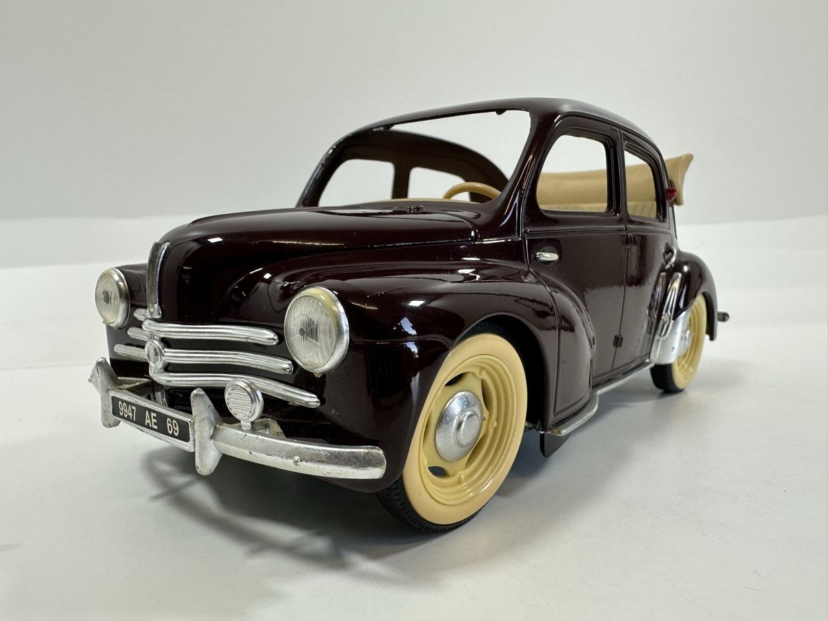 Solido Modellautos: Renault 4CV 1:18, braun/violett, SOLIDO  – Gebraucht aus Zofingen von rf9_x2xt