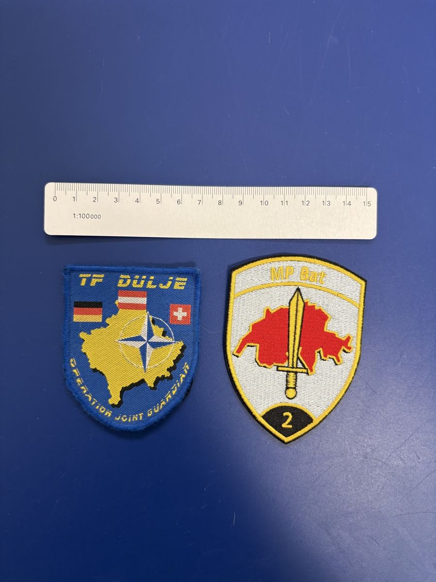 Schweizer Armee Placchette & Badge: Lot de 2 patchs militaires suisses et internationaux. – Usato da Conthey venduto da ale_fwf2