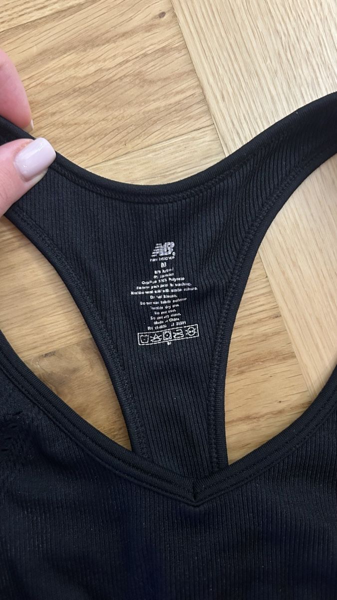 New Balance Top: Sport bra new balance – Usato da Zürich venduto da gol_zrr2 1