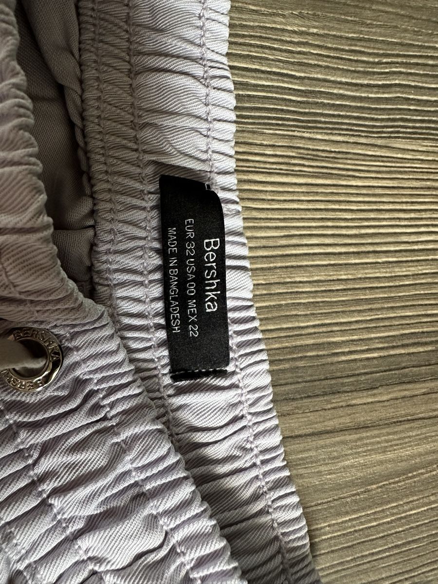 Bershka Pantaloni: Cargohose lila Gr. 32 – Usato da Schaanwald venduto da ael248 2