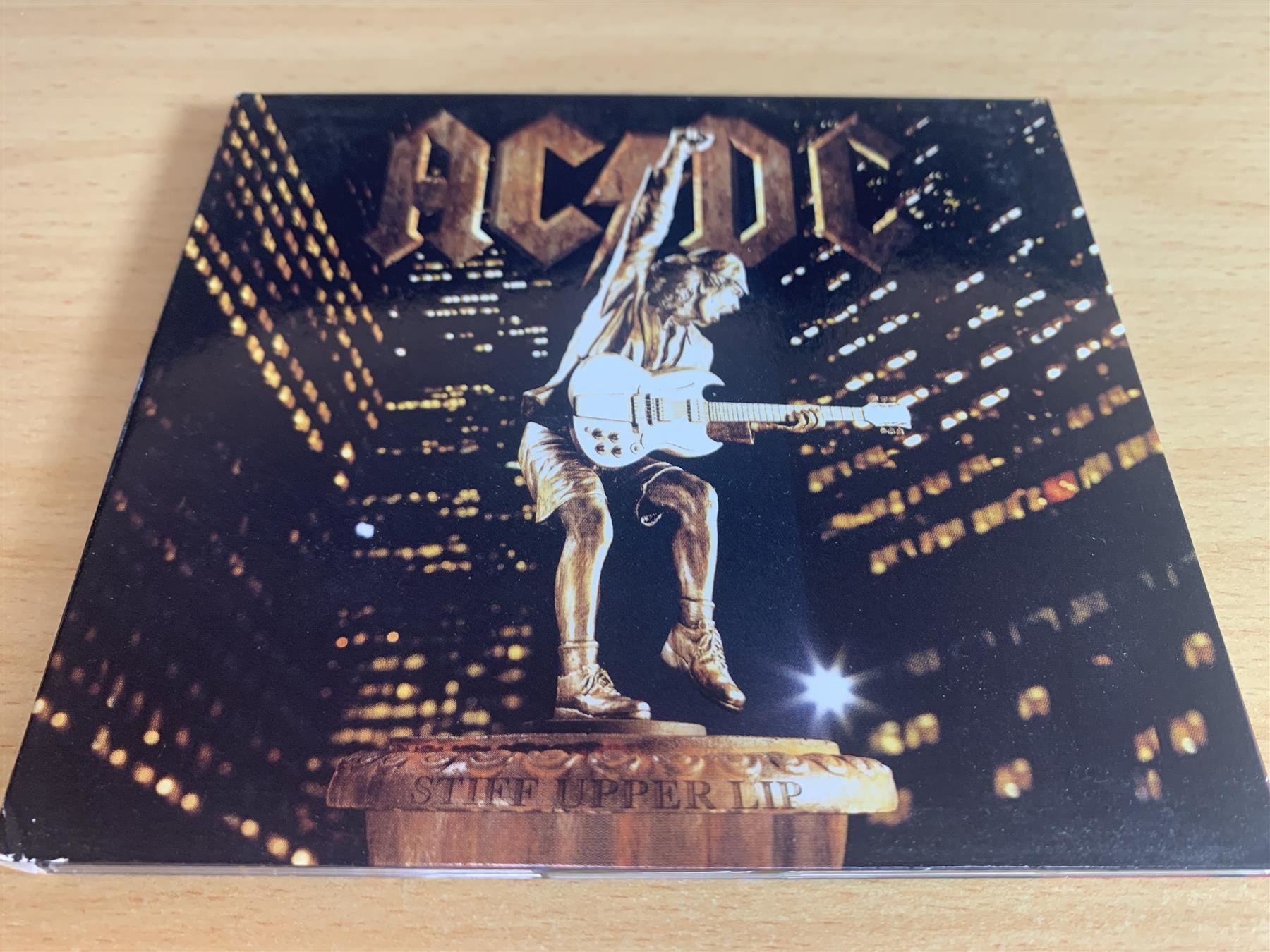 CD: AC/DC – Stiff Upper Lip – Usato da Rikon im Tösstal venduto da Alpenmutz