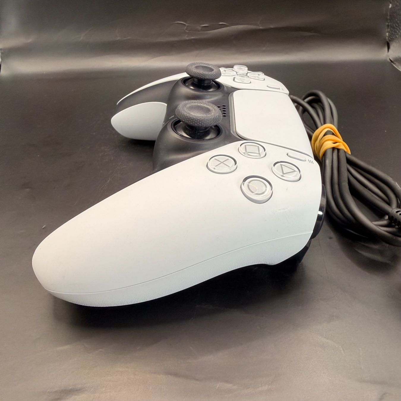 Sony Controller: PlayStation 5 DualSense Controller Weiss/Schwarz – Usato da Düdingen venduto da Nerdworld 4