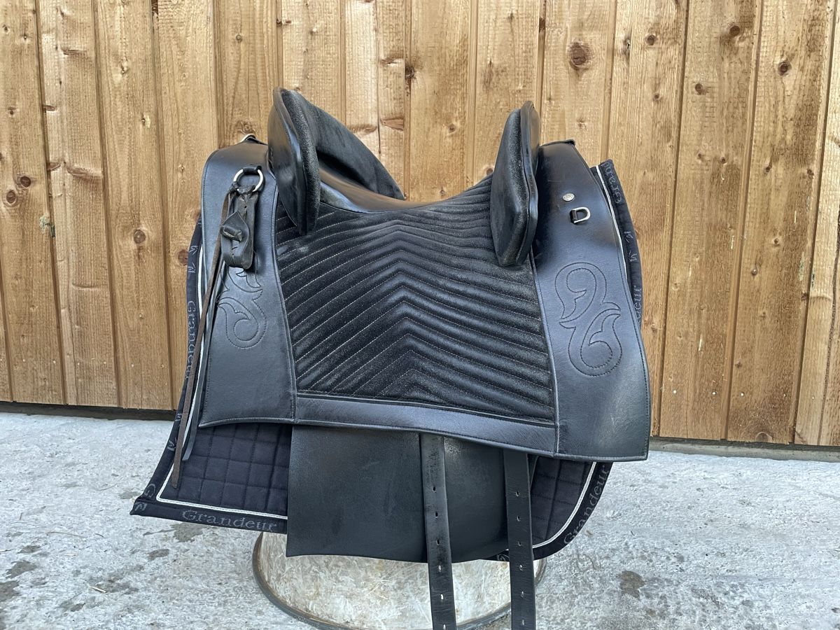 Selle & Accessori: Spanischer Sattel Portugese von Spirig – Usato da St. Niklausen LU venduto da Savlissa
