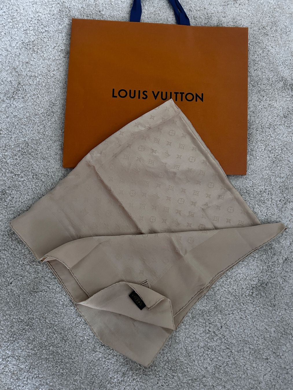 Louis Vuitton Foulards, Tücher & Schals: Louis Vuitton Seidenschal Beige – Neu (gemäss Beschreibung) aus Zumikon von nat_96zs 1
