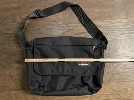 Tasche von Eastpak, schwarz