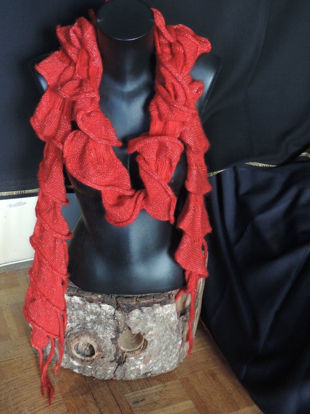 Foulard & Sciarpe: écharpe rouge avec fil doré – Usato da Genève venduto da Axelle333 4