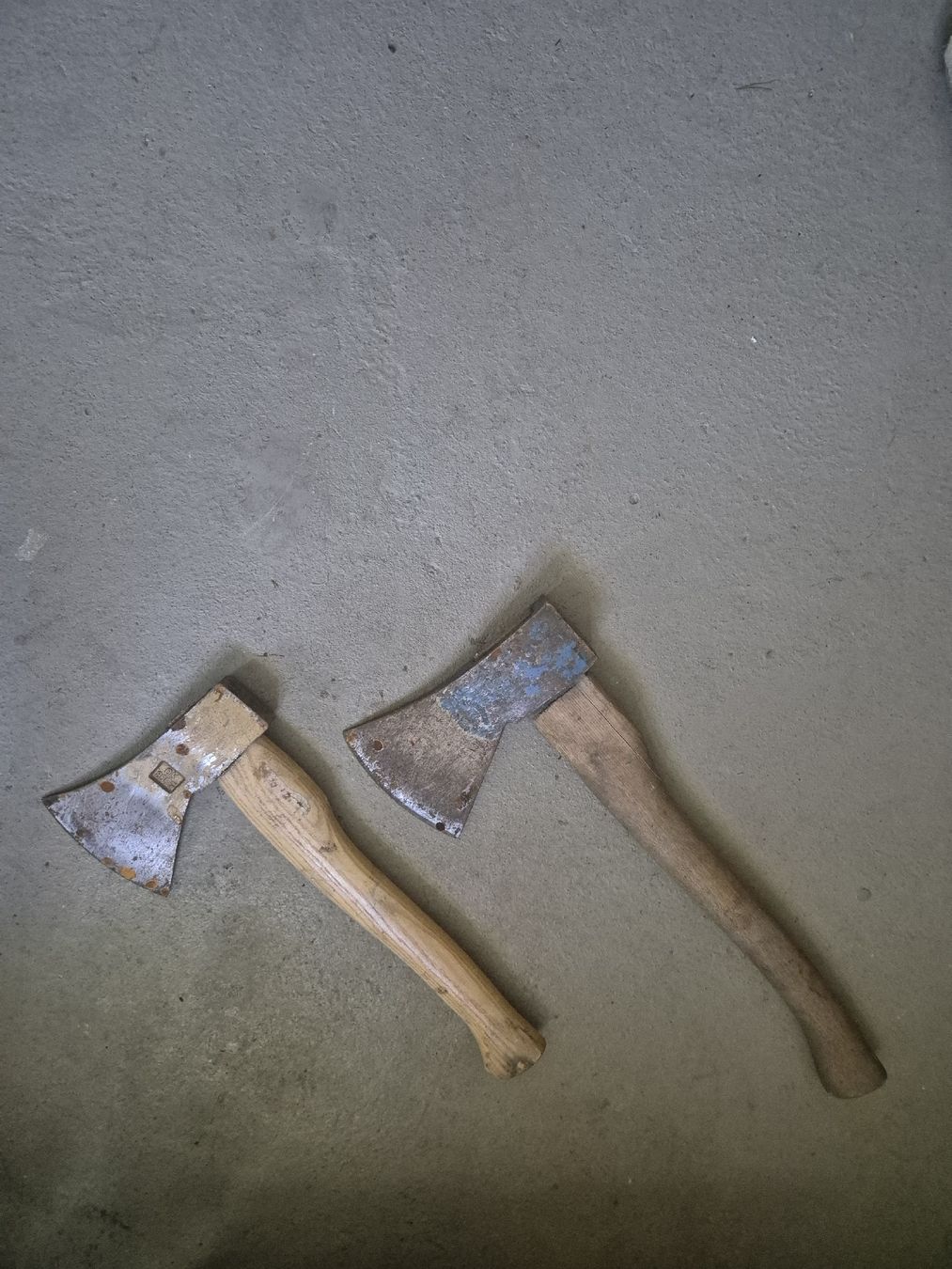 Tous les outils: 2 Beile mit Holzstiel gebraucht – D'occasion à Wimmis par Tigi37 3