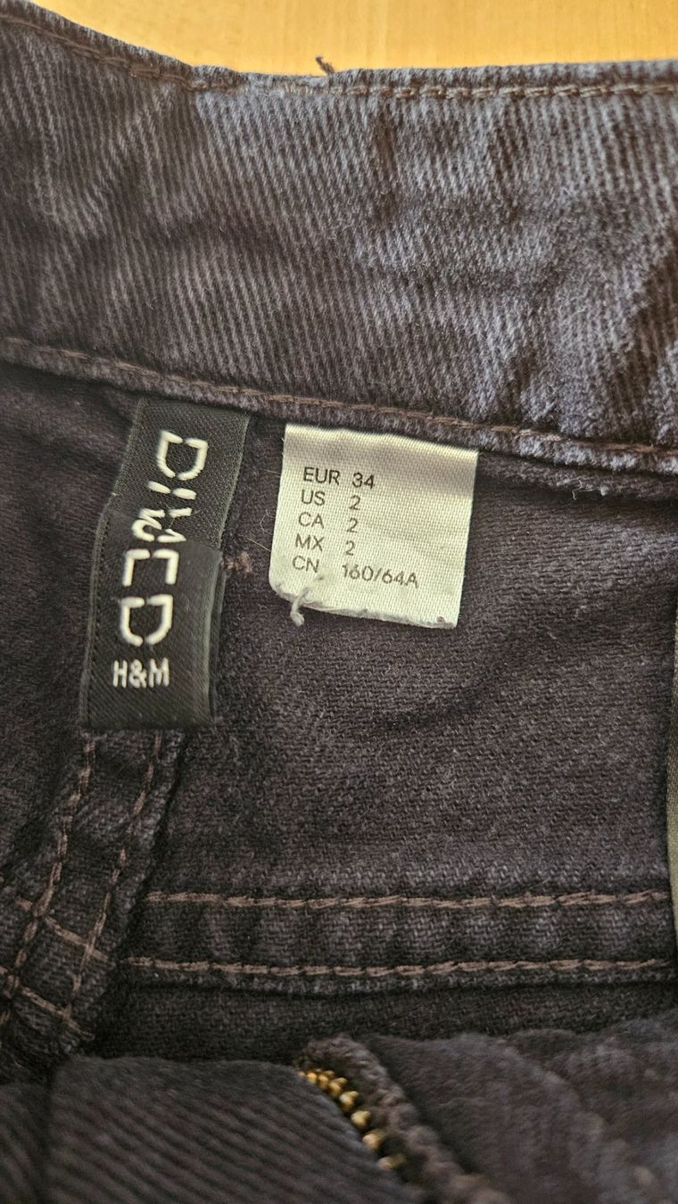 H&M Jeans: Schwarze Cargo-Jeans Grösse 34 – Usato da Nänikon venduto da Altibuy 3