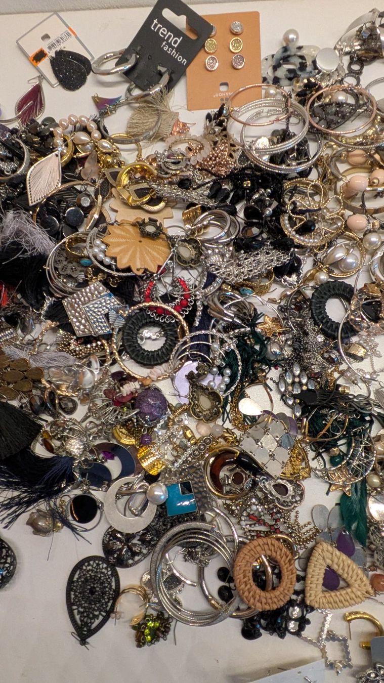 Ohrringe & -stecker: Modeschmuck, 2 Kilo Ohrringe, Ohrstecker – Gebraucht aus Ligornetto von Ligornetto 3