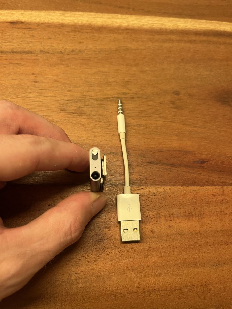 Apple Lettore multimediale portatile: Apple iPod Shuffle USB Charging Cable Good Condition – Usato da Zürich venduto da Ricardinho_12 1