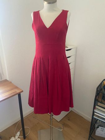 Phase Eight-Kleid rot V-Ausschnitt, 38 neuwertig