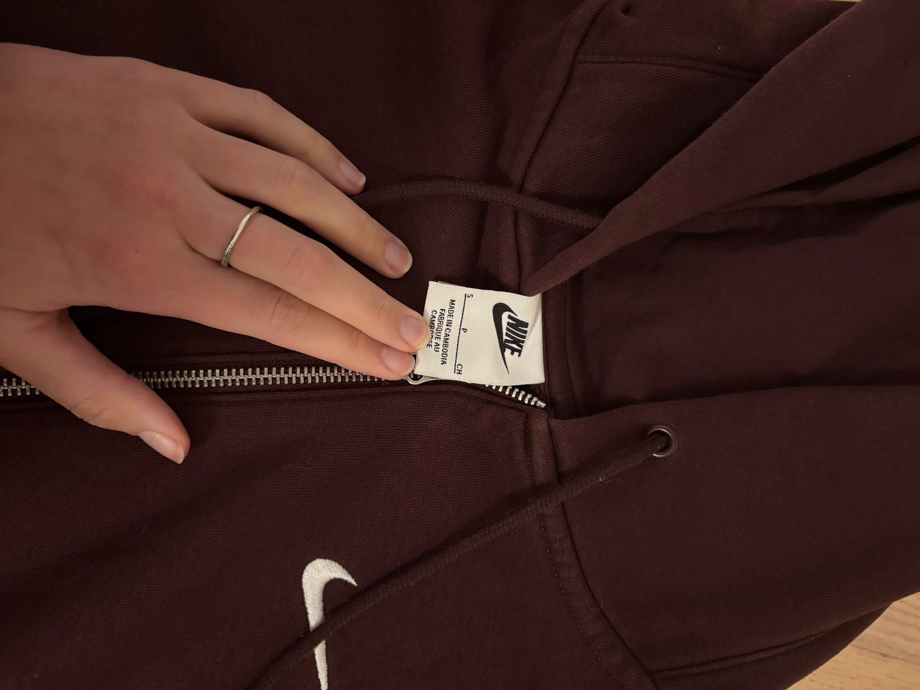 Nike Maglioni & Felpe: Sweat zippé Nike couleur bordeaux – Usato da Neuchâtel venduto da aur_fb6z 1