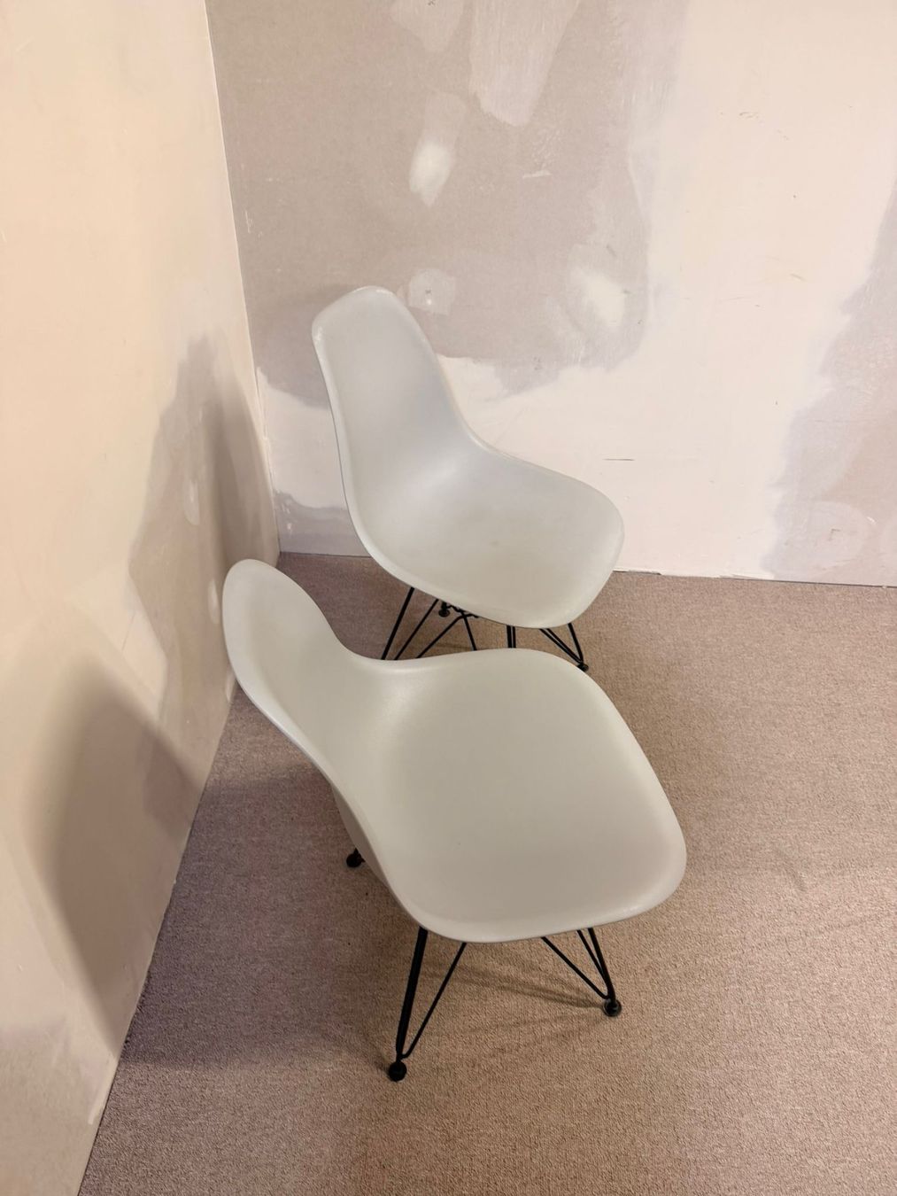Stühle: 2er Set Schalenstuhl hellgrau ähnlich wie Vitra Eames Stühle – Gebraucht aus Rickenbach ZH von Der-Insider 3