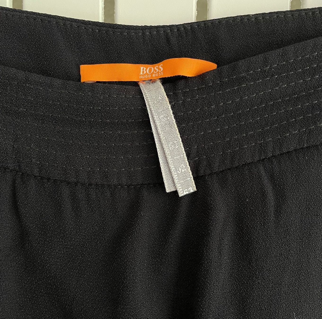 Hugo Boss Pantaloni: Hugo Boss overlap pants - Size 34 – Usato da Zürich venduto da hol_bc6v 2