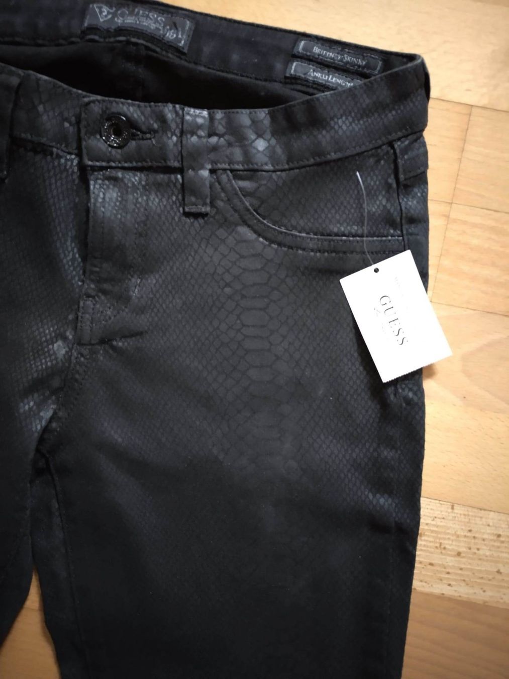 Guess Pantaloni: Neue Guess Hose schwarz Python Design Gr. 28 Inch (S) – Nuovo e nell'imballaggio originale da Zuerich venduto da proactiv 1
