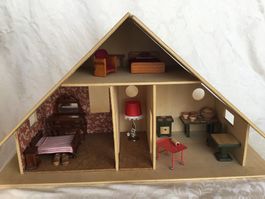 Älteres Puppenhaus Projekt halb eingerichtet