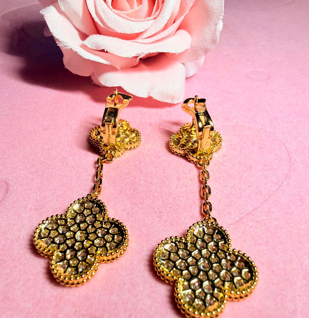 Orecchini pendenti & Orecchini a lobo: Paire de boucles d'oreilles trèfle full diamond – Nuovo e nell'imballaggio originale da St-Maurice venduto da Sandrinette123 5