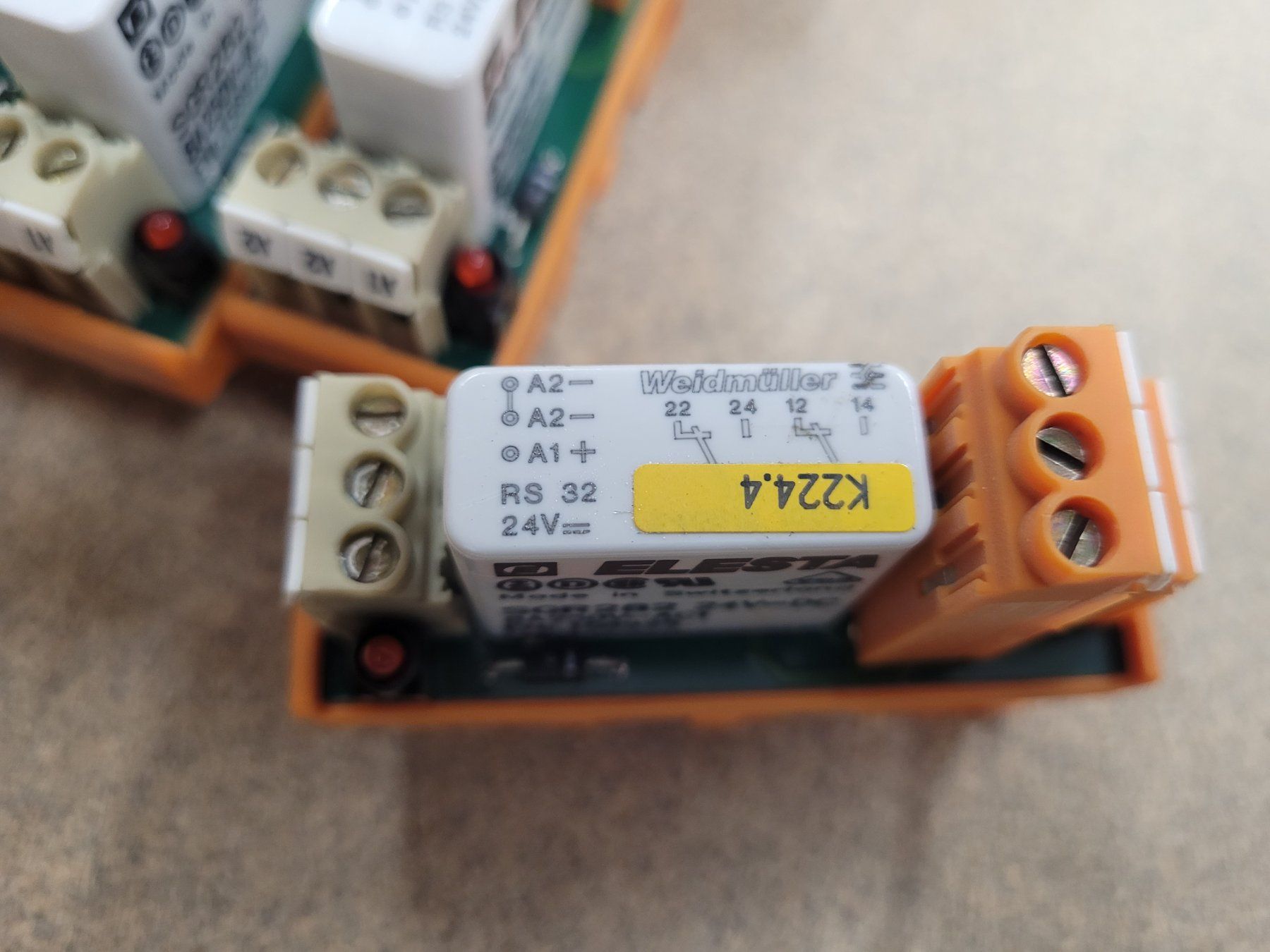 Componenti elettronici: 8 Stück Weidmüller Relais 24VDC / SRG282 24VDC – Usato da Vitznau venduto da Vitznau84 5