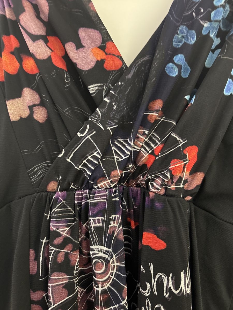 Desigual Kleider: Desigual Robe d'été noire à fleurs taille 44 – Gebraucht aus Sion von tchana77 3