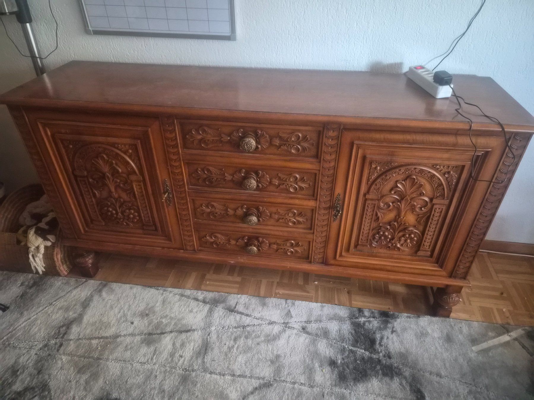 Kommoden: HOLZ Sideboard mit Schnitzereien – Gebraucht aus Bassersdorf von tanialevin15
